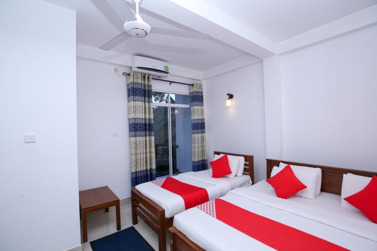 Oyo 438 Sarala Residence Hotel Канди Екстериор снимка