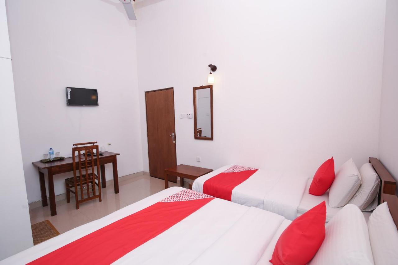Oyo 438 Sarala Residence Hotel Канди Екстериор снимка