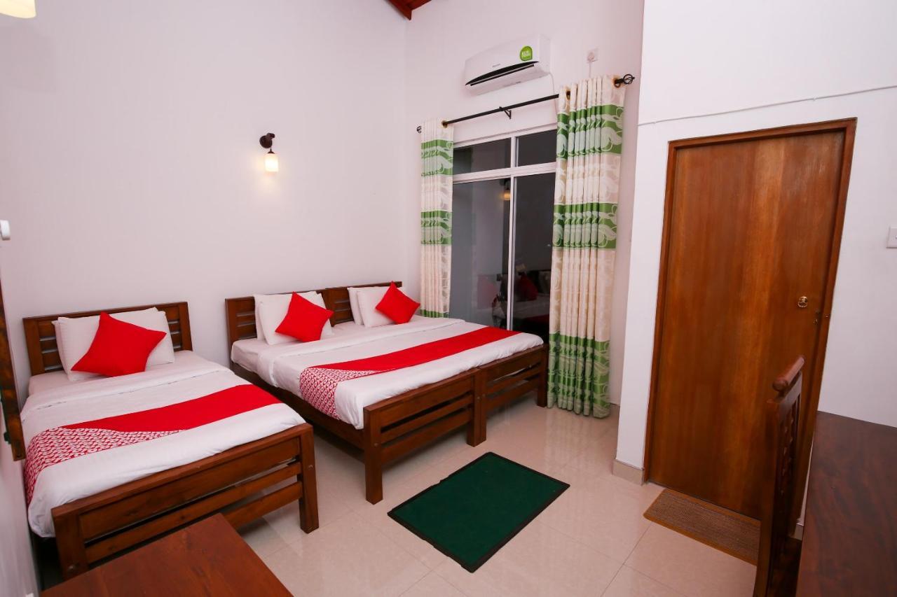 Oyo 438 Sarala Residence Hotel Канди Екстериор снимка