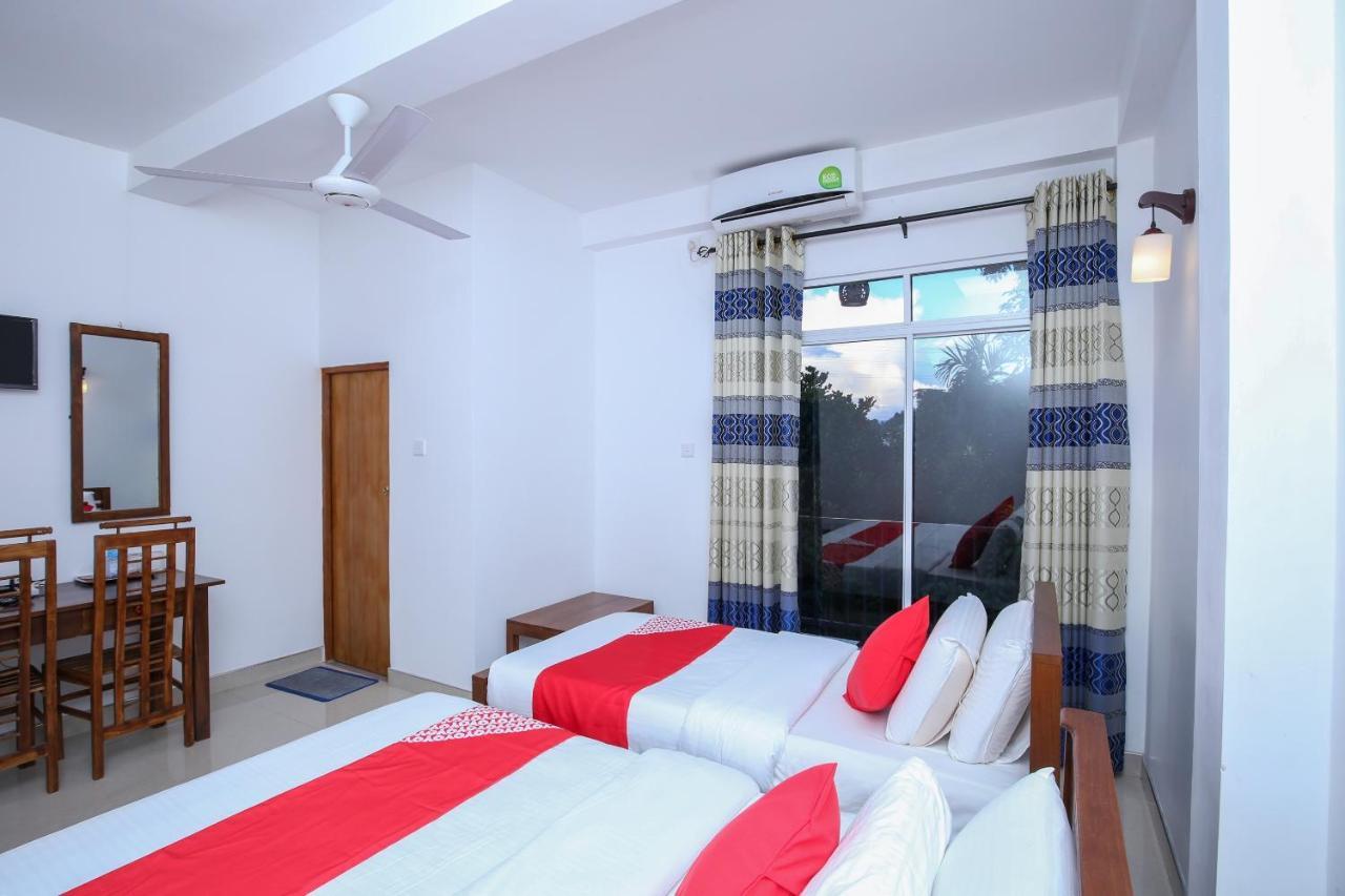 Oyo 438 Sarala Residence Hotel Канди Екстериор снимка