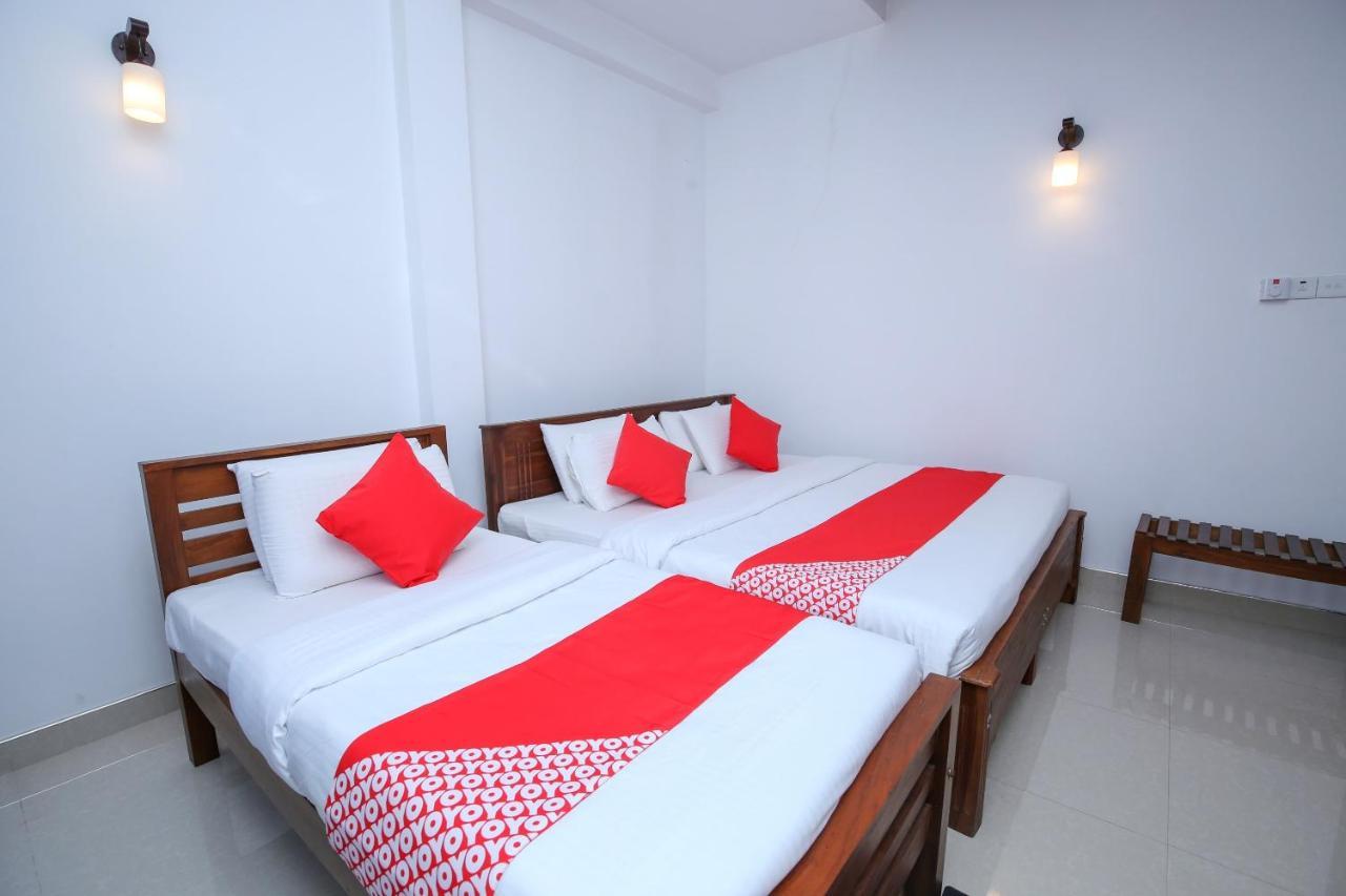 Oyo 438 Sarala Residence Hotel Канди Екстериор снимка