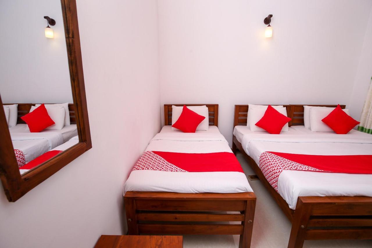 Oyo 438 Sarala Residence Hotel Канди Екстериор снимка