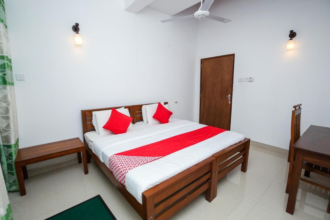 Oyo 438 Sarala Residence Hotel Канди Екстериор снимка