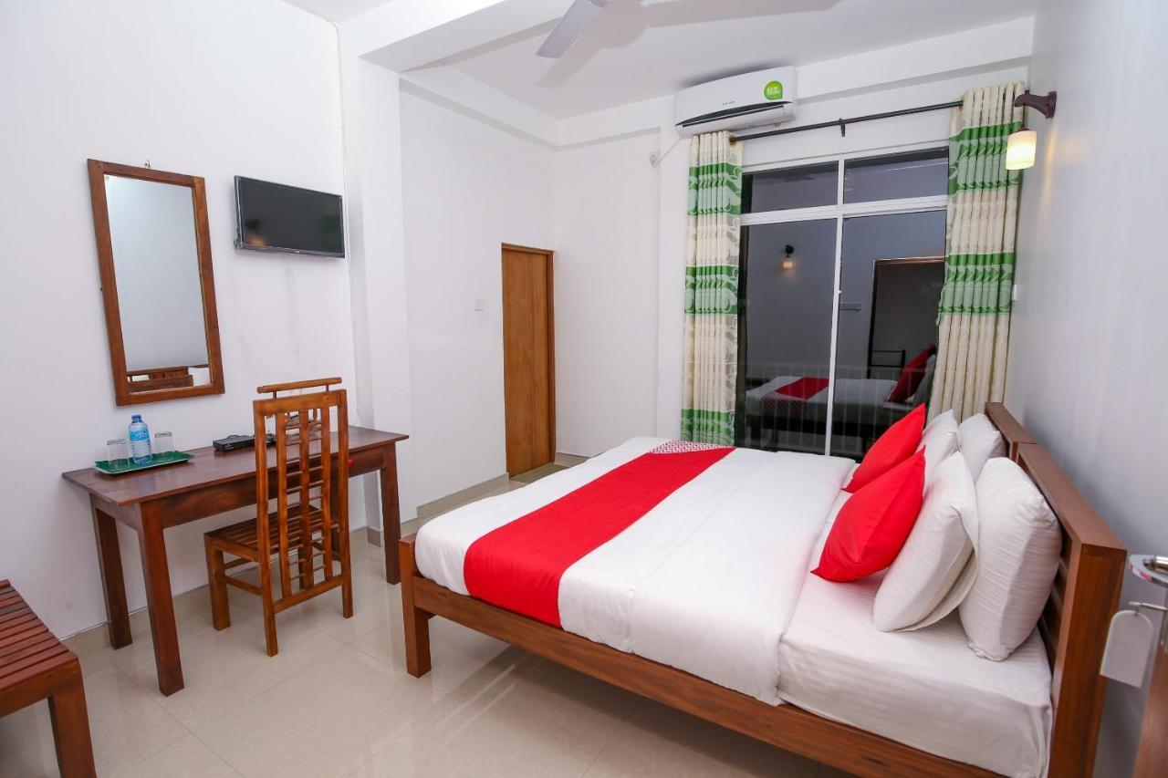 Oyo 438 Sarala Residence Hotel Канди Екстериор снимка