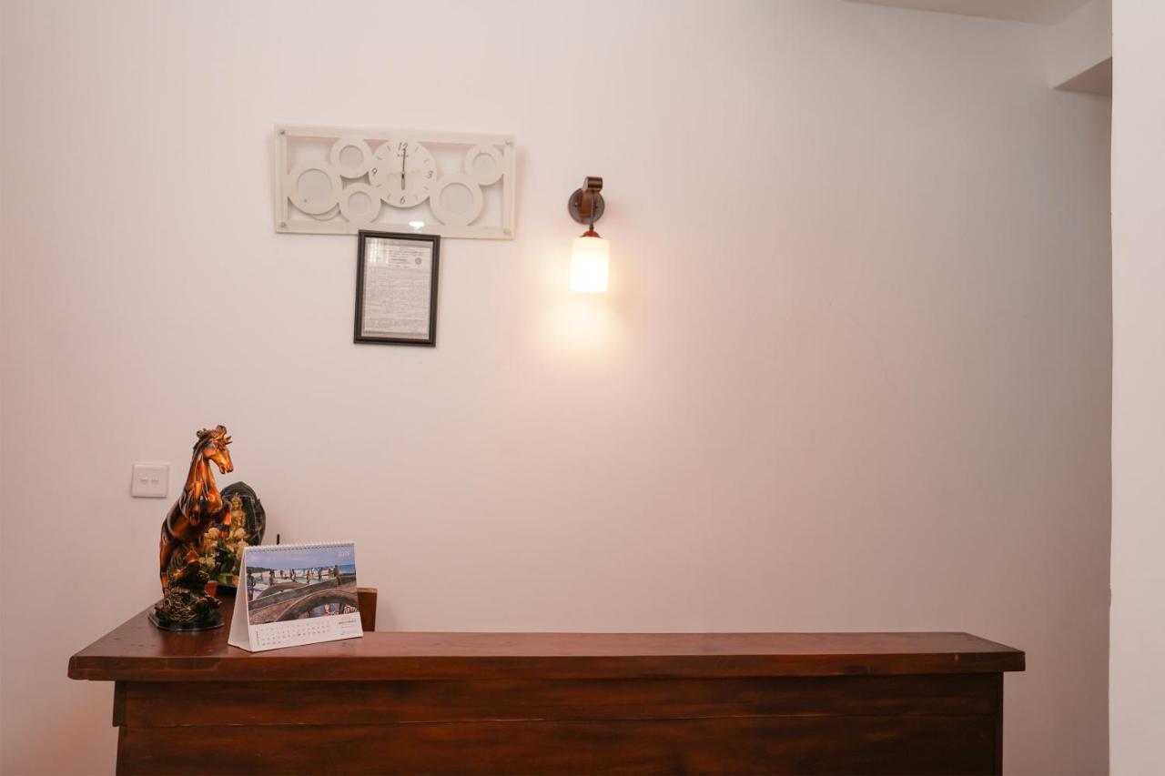 Oyo 438 Sarala Residence Hotel Канди Екстериор снимка