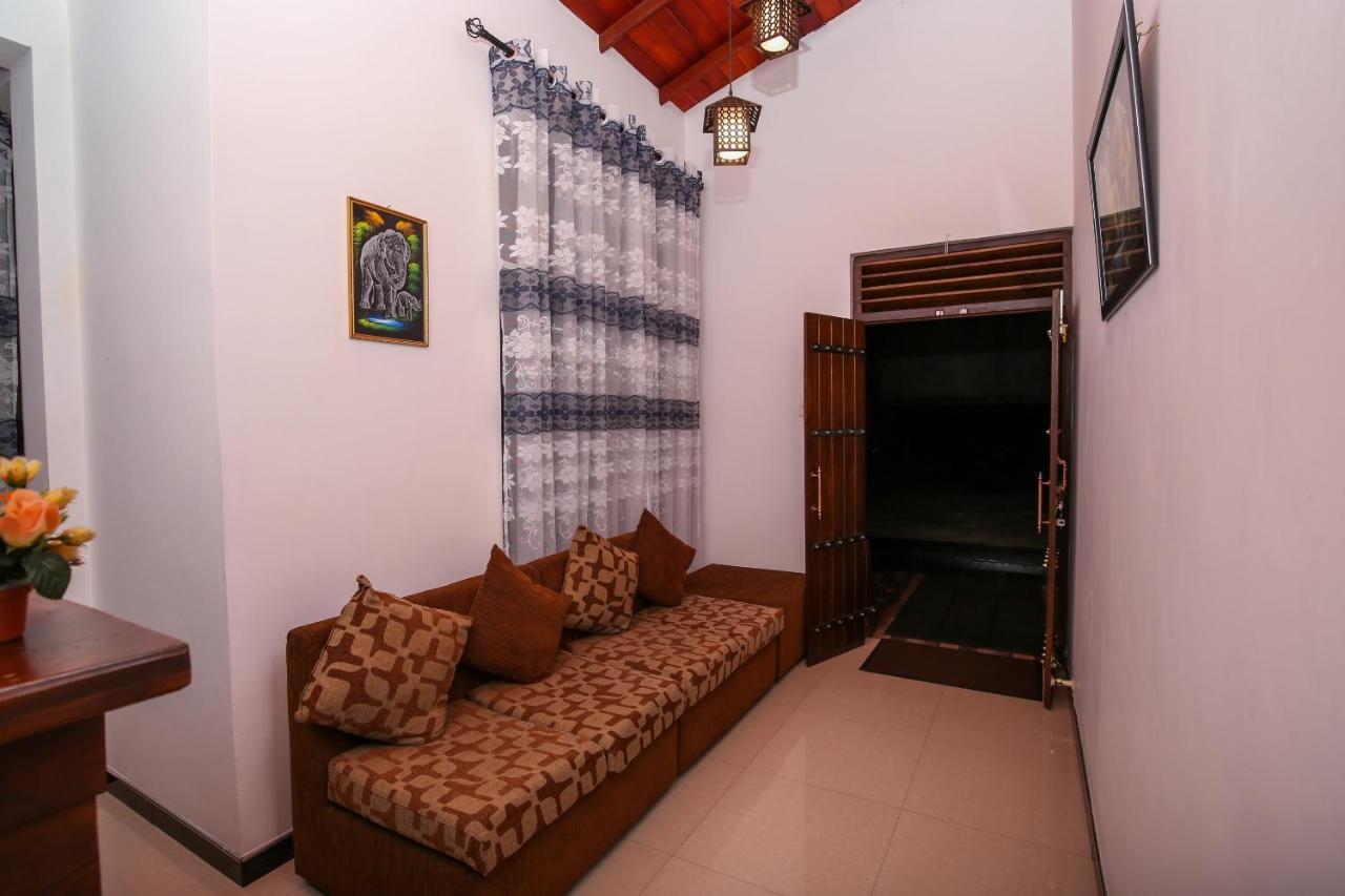 Oyo 438 Sarala Residence Hotel Канди Екстериор снимка