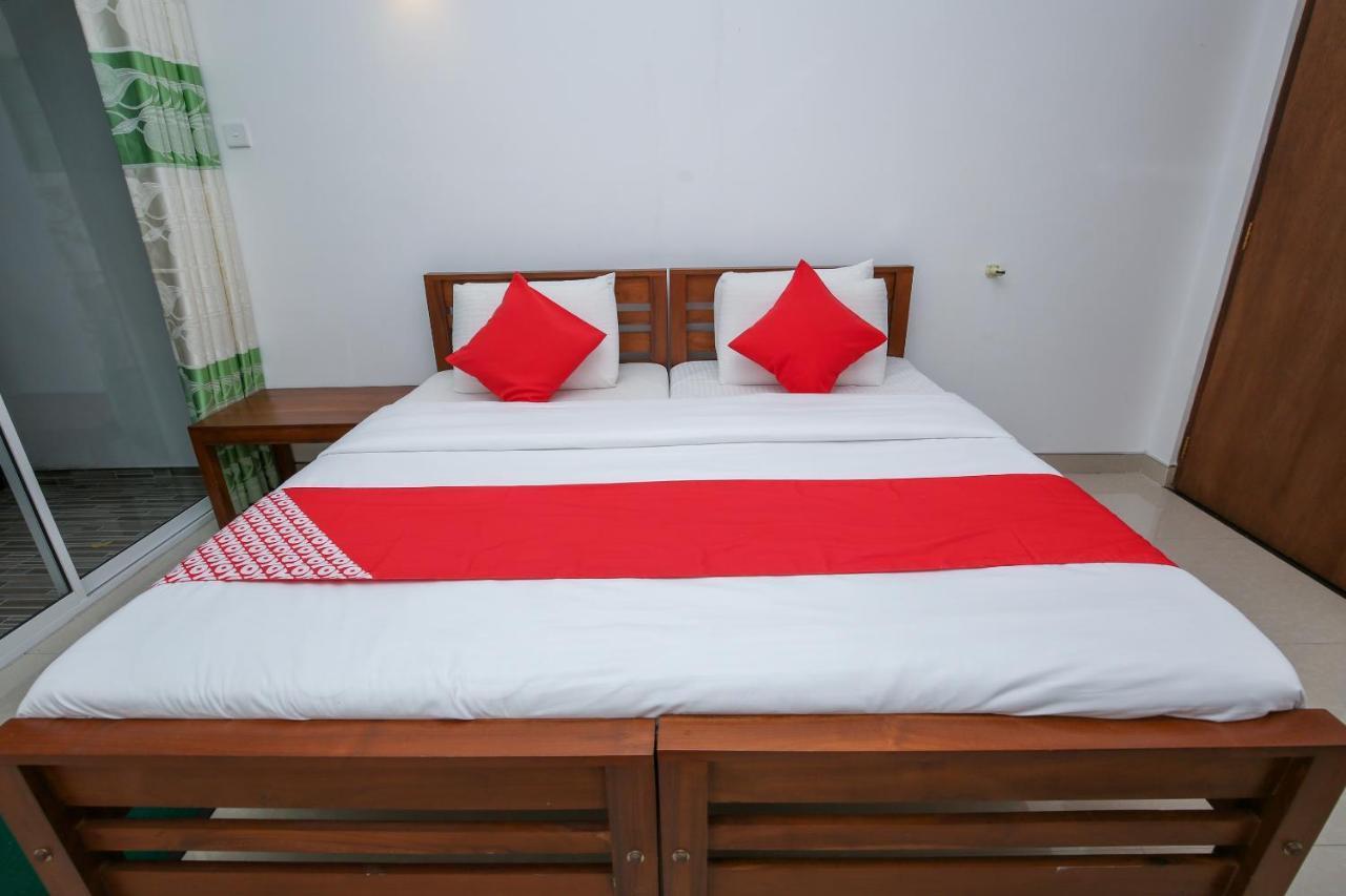 Oyo 438 Sarala Residence Hotel Канди Екстериор снимка