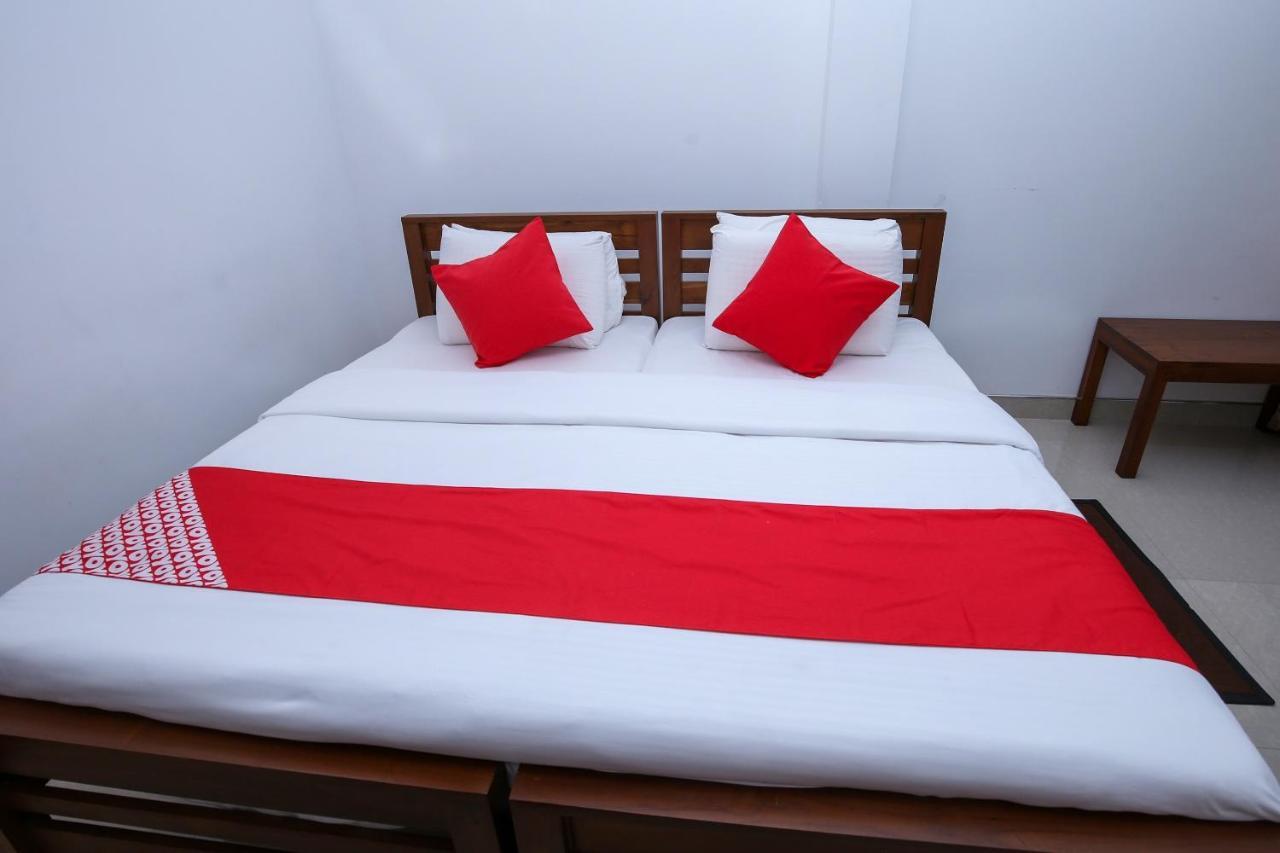 Oyo 438 Sarala Residence Hotel Канди Екстериор снимка
