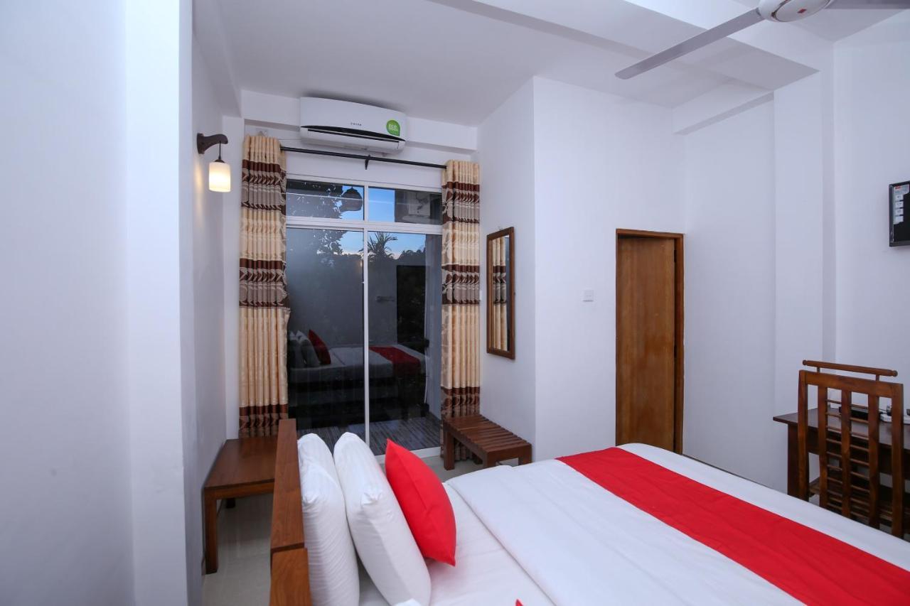 Oyo 438 Sarala Residence Hotel Канди Екстериор снимка