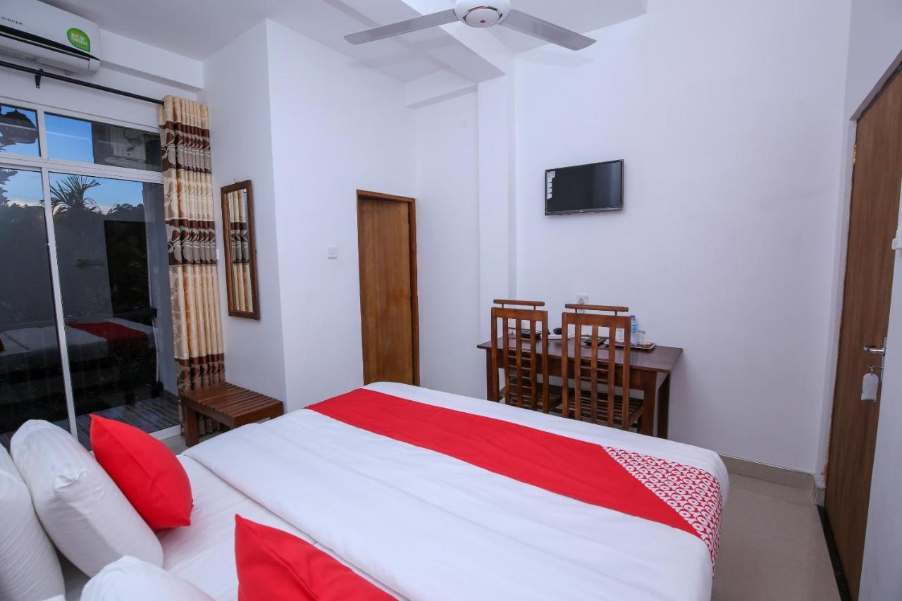Oyo 438 Sarala Residence Hotel Канди Екстериор снимка