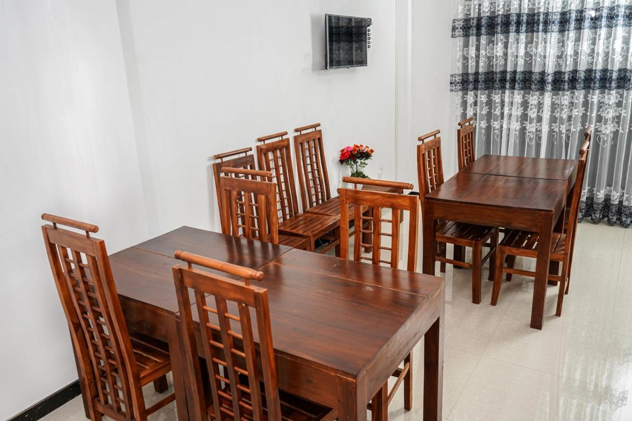 Oyo 438 Sarala Residence Hotel Канди Екстериор снимка