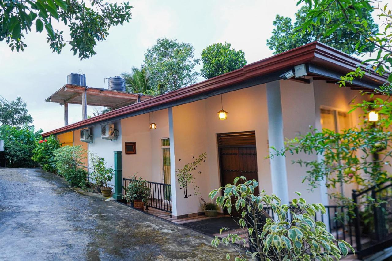 Oyo 438 Sarala Residence Hotel Канди Екстериор снимка